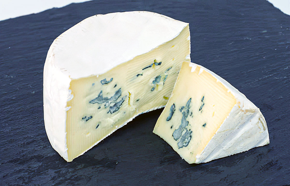 Рейтинг самого вкусного сыра с белой и голубой плесенью 2021 года