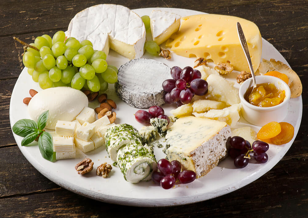 Сырная тарелка - состав ассорти и как красиво оформить для праздничного стола с фото