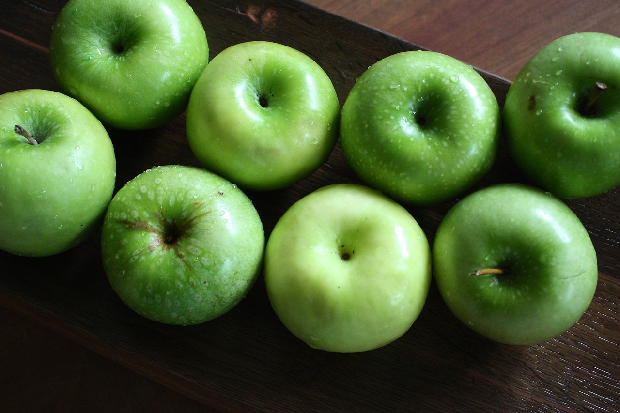 Яблоки — описание, польза и вред для организма, состав, калорийность, рецепты приготовления, фото