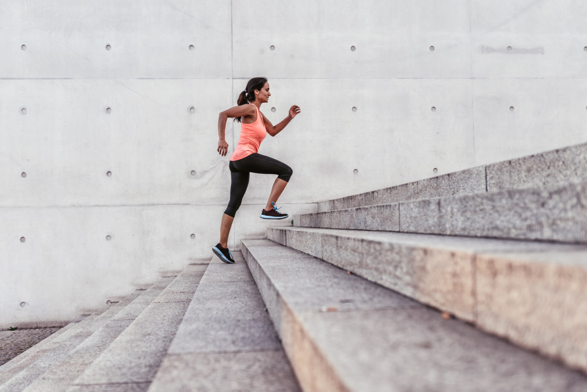 Ходьба по лестнице для похудения: польза и вред, как правильно тренироваться