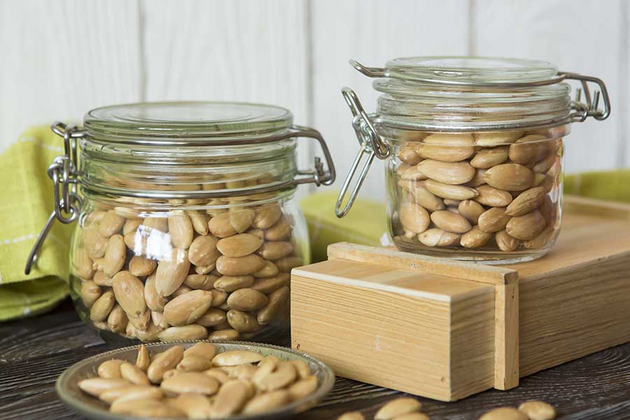Хранение миндаля: чем обрабатывается орех, как правильно это сделать, а также сколько составляет срок годности свежих молодых и очищенных плодов в домашних условиях?