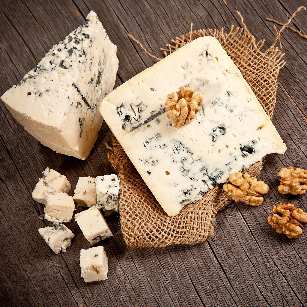 Сыр с плесенью: сорта, польза и вред, калорийность