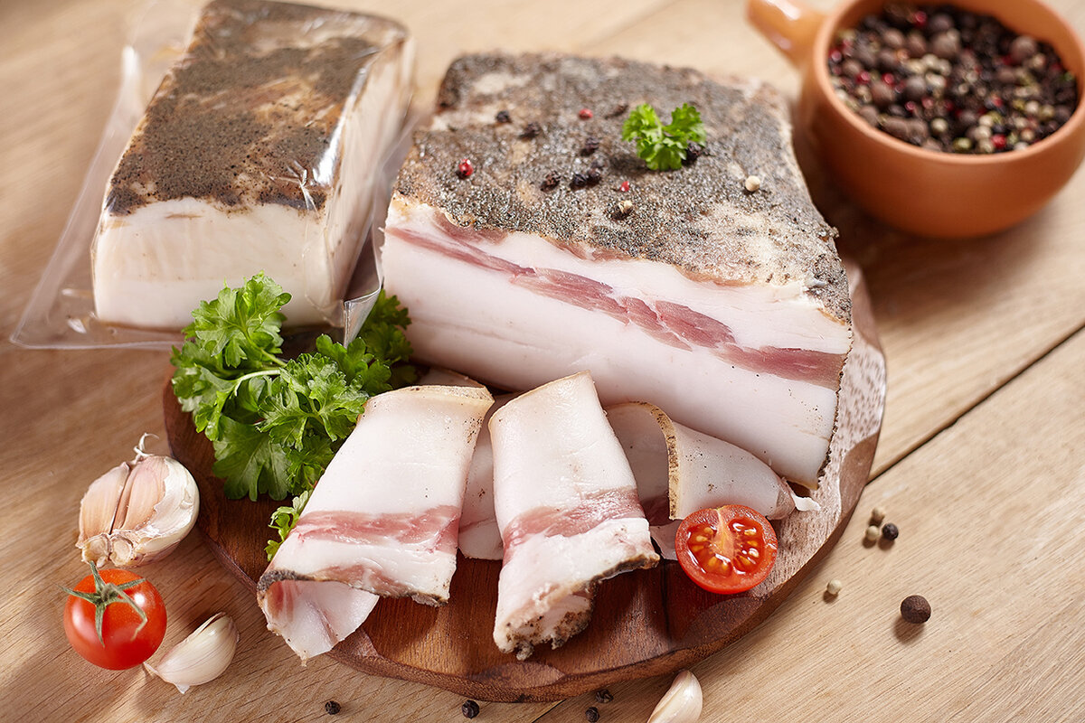 Сало свиное соленое. калорийность на 100 грамм с прослойкой и без, белки, жиры, углеводы, польза, вред, как часто можно есть