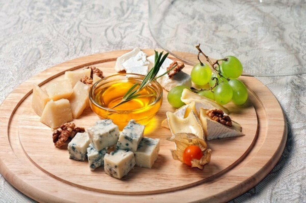 Сырная тарелка: как её правильно собрать и оформить в домашних условиях