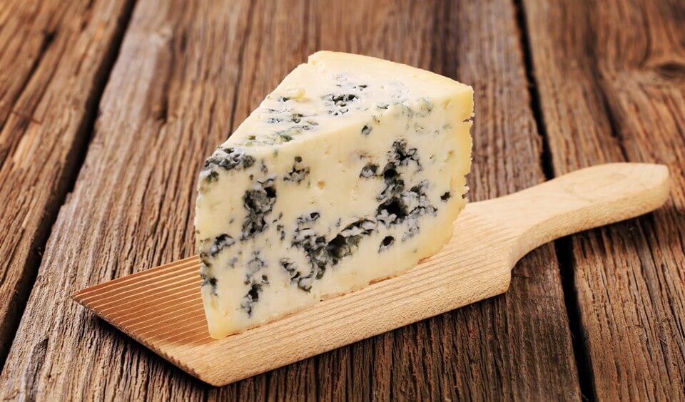 Чем полезен сыр с голубой плесенью для организма (дор блю, рокфор и другие)