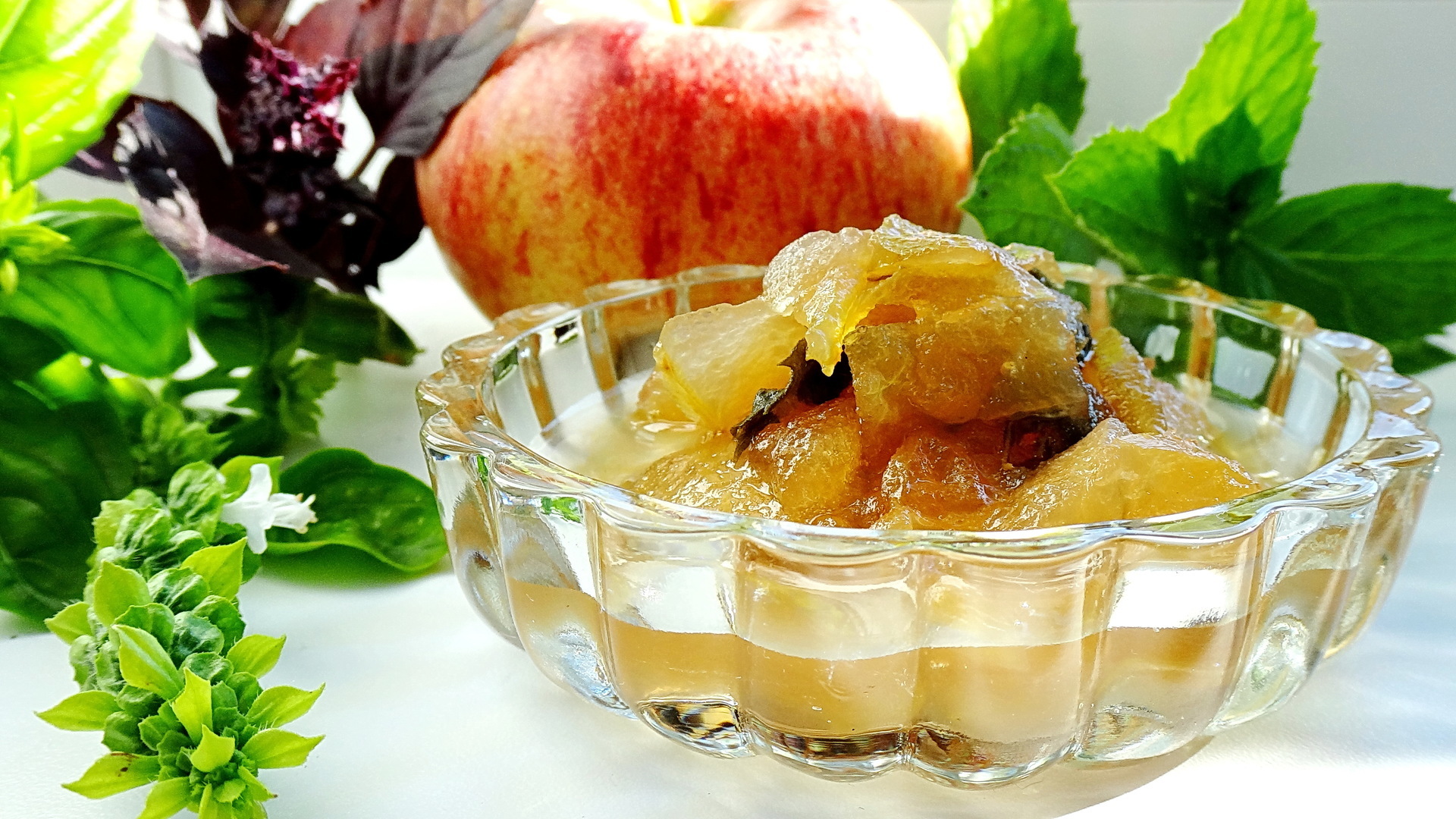 Яблоко печёное сладкое - калорийность, полезные свойства, польза и вред, описание
