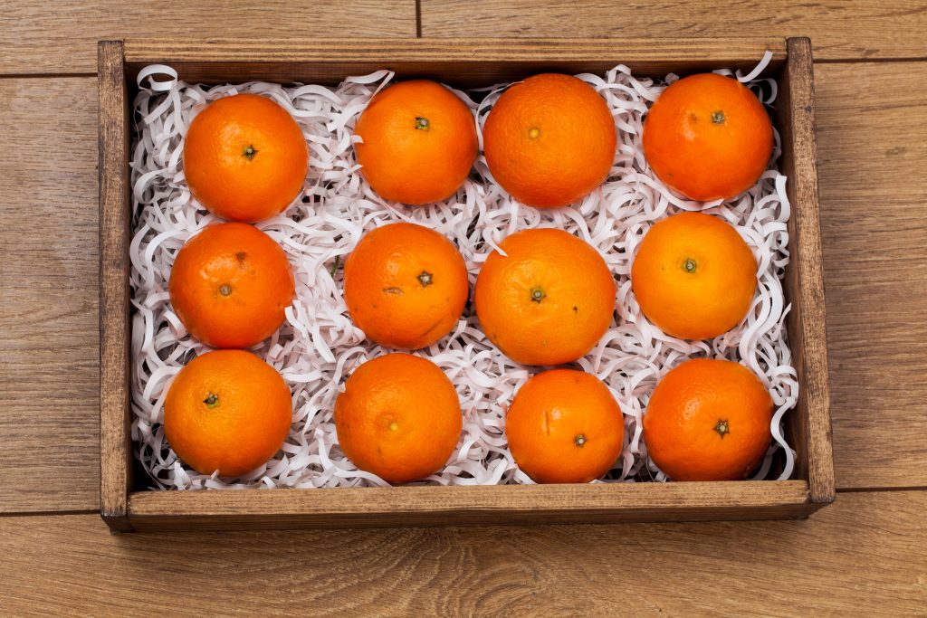 Апельсины при соблюдении определенных правил могут хранится в течение нескольких месяцев Существует несколько нюансов и хитростей, которые помогают сохранить не только внешний вид цитрусовых и их сочность