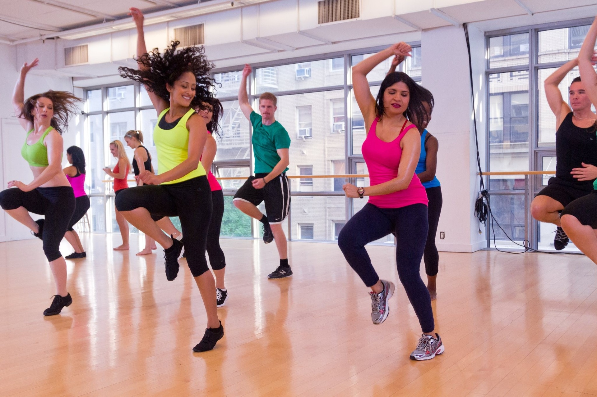 Степ аэробика — один из самых популярных видов фитнеса для групповых тренировок Она невероятно полезна для тела, но популярна не только по этой причине, а поскольку отличается многообразием хореографических связок