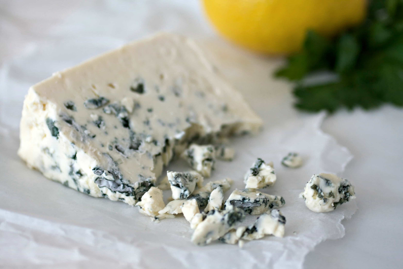 Голубой сыр с плесенью – польза и вред; калорийность; описание с фото, как выбрать и хранить