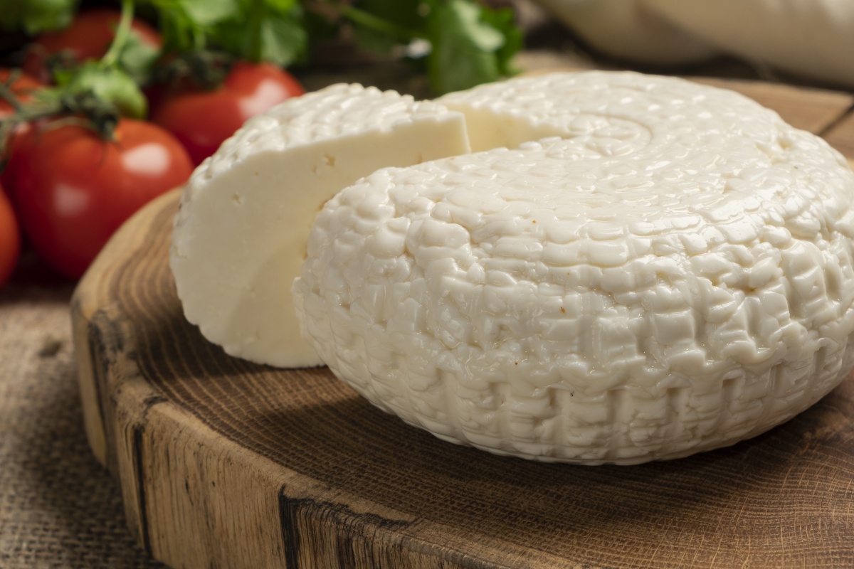 Сыр адыгейский - калорийность, полезные свойства, польза и вред, описание