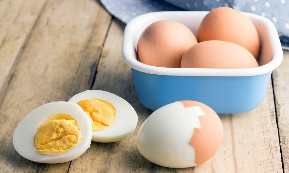 Сколько калорий в жареном яйце: таблица и бжу