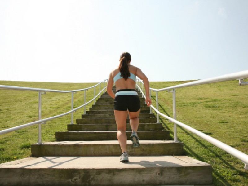 Ходьба по лестнице для похудения: отзывы, результаты, польза и вред
