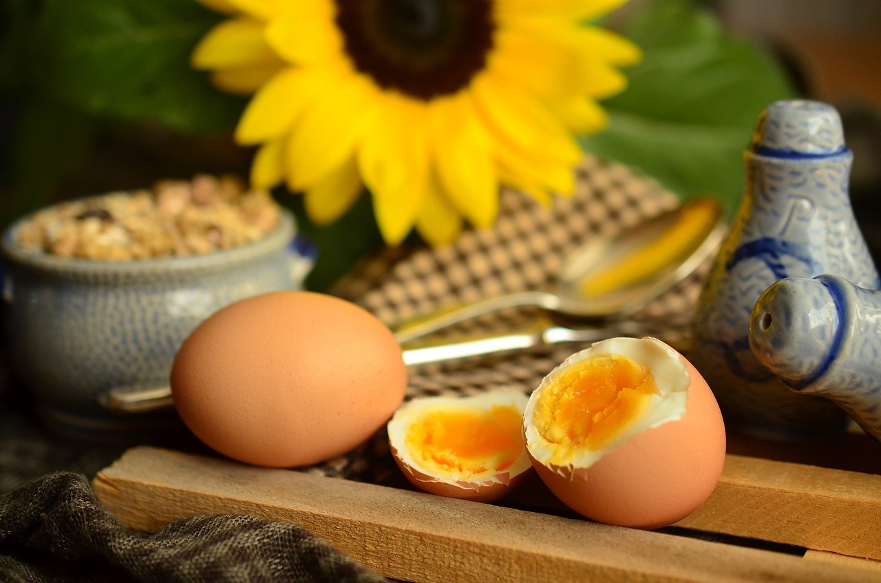 Польза и вред яичницы на завтрак, при похудении или для детей - как правильно приготовить