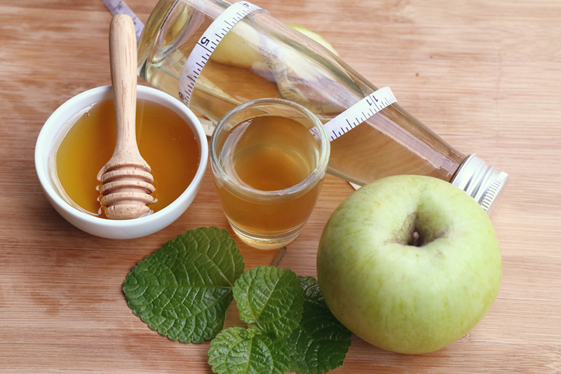Яблочный уксус: польза и вред, применение, чем полезен и как пить