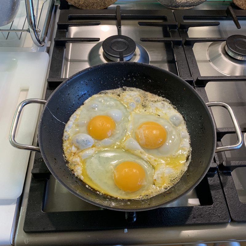 Как приготовить яичницу: простые пошаговые рецепты