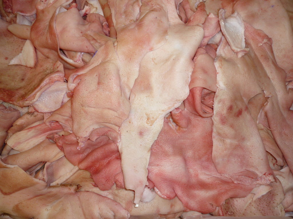 Полезна ли свиная шкурка. калорийность шкура свиная. химический состав и пищевая ценность. вред и противопоказания