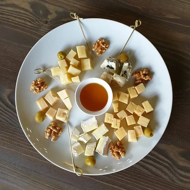 Сырная тарелка: состав сыров, варианты оформления с медом, орехами в домашних условиях – рецепты с фото