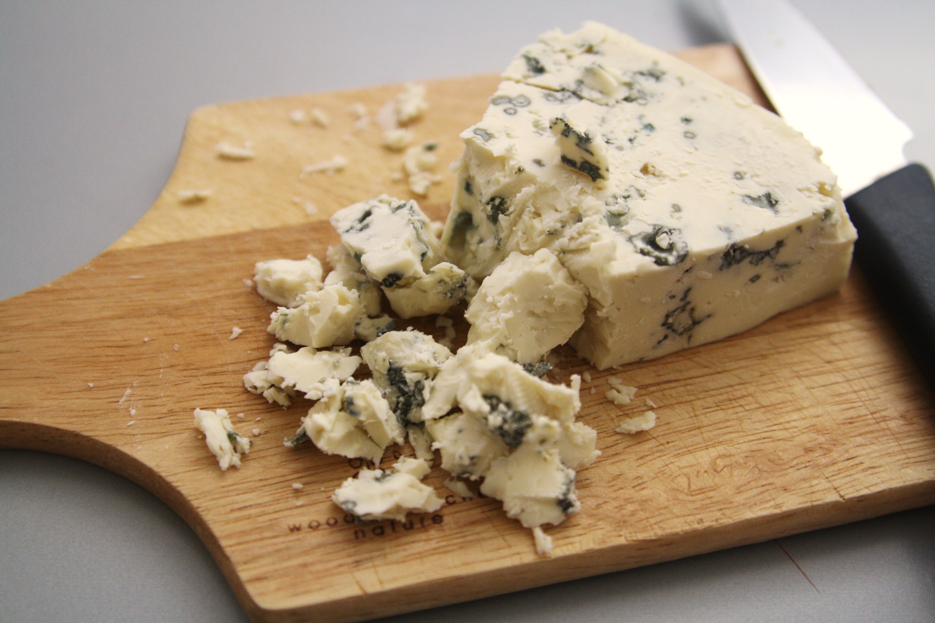 Сыр бри - польза и вред, калорийность мягкого французского сыра с белой плесенью; его производство