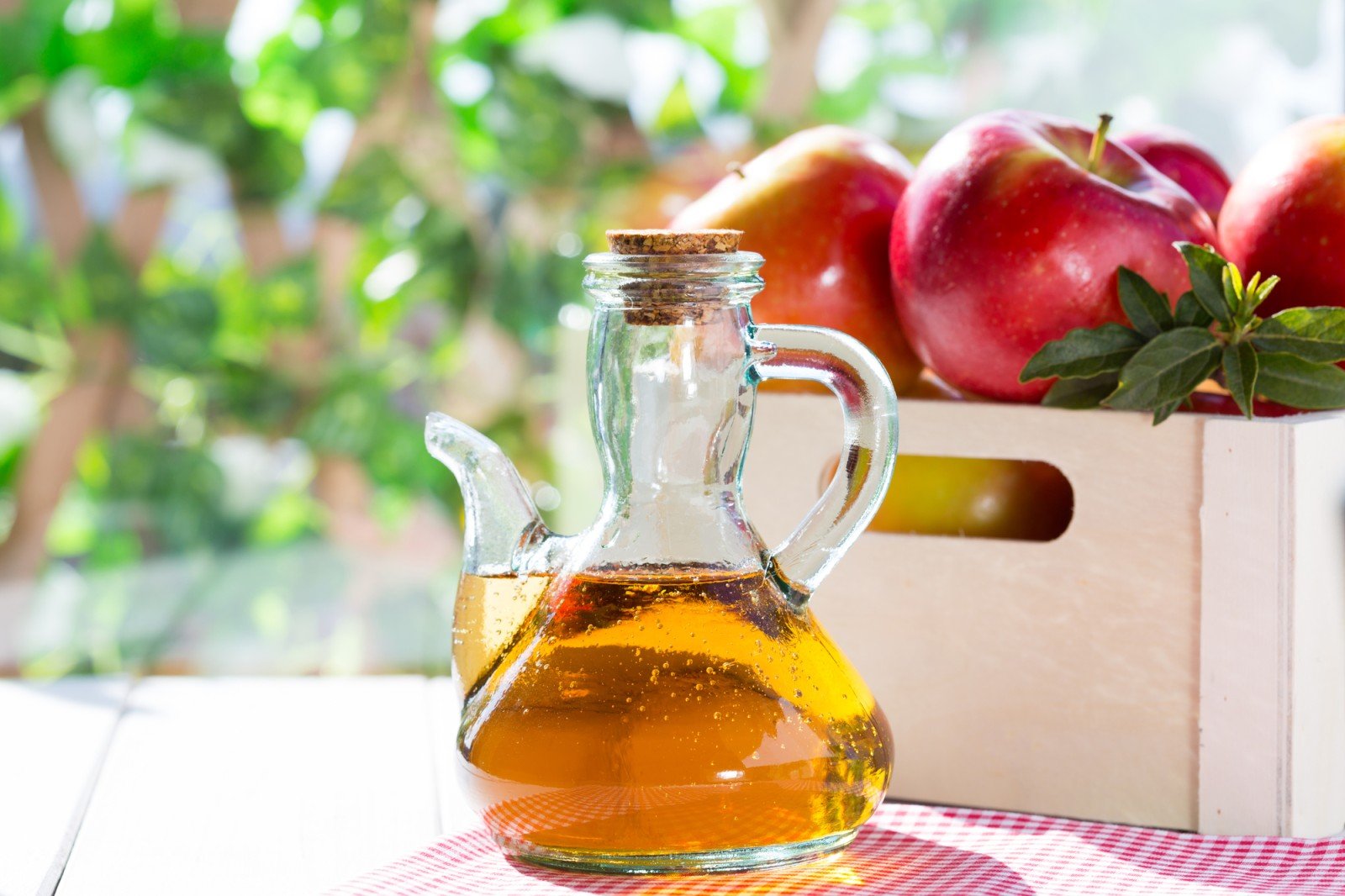 Яблочный уксус: полезные свойства и применение