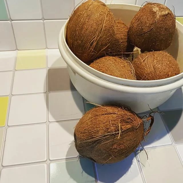 Как выбрать хороший кокос в магазине и определить его спелость