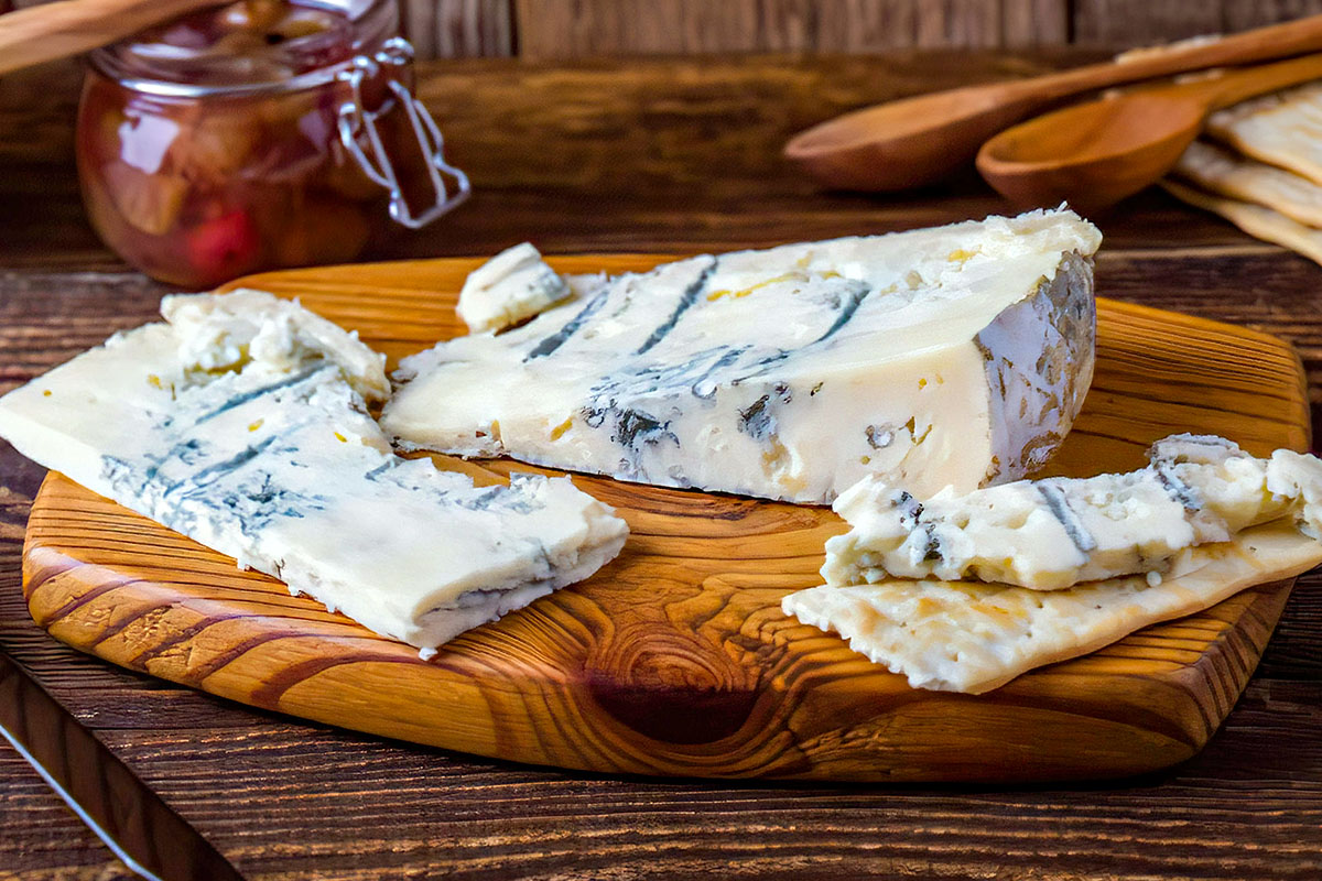 Польза и вред сыра с плесенью: виды сыров и влияние