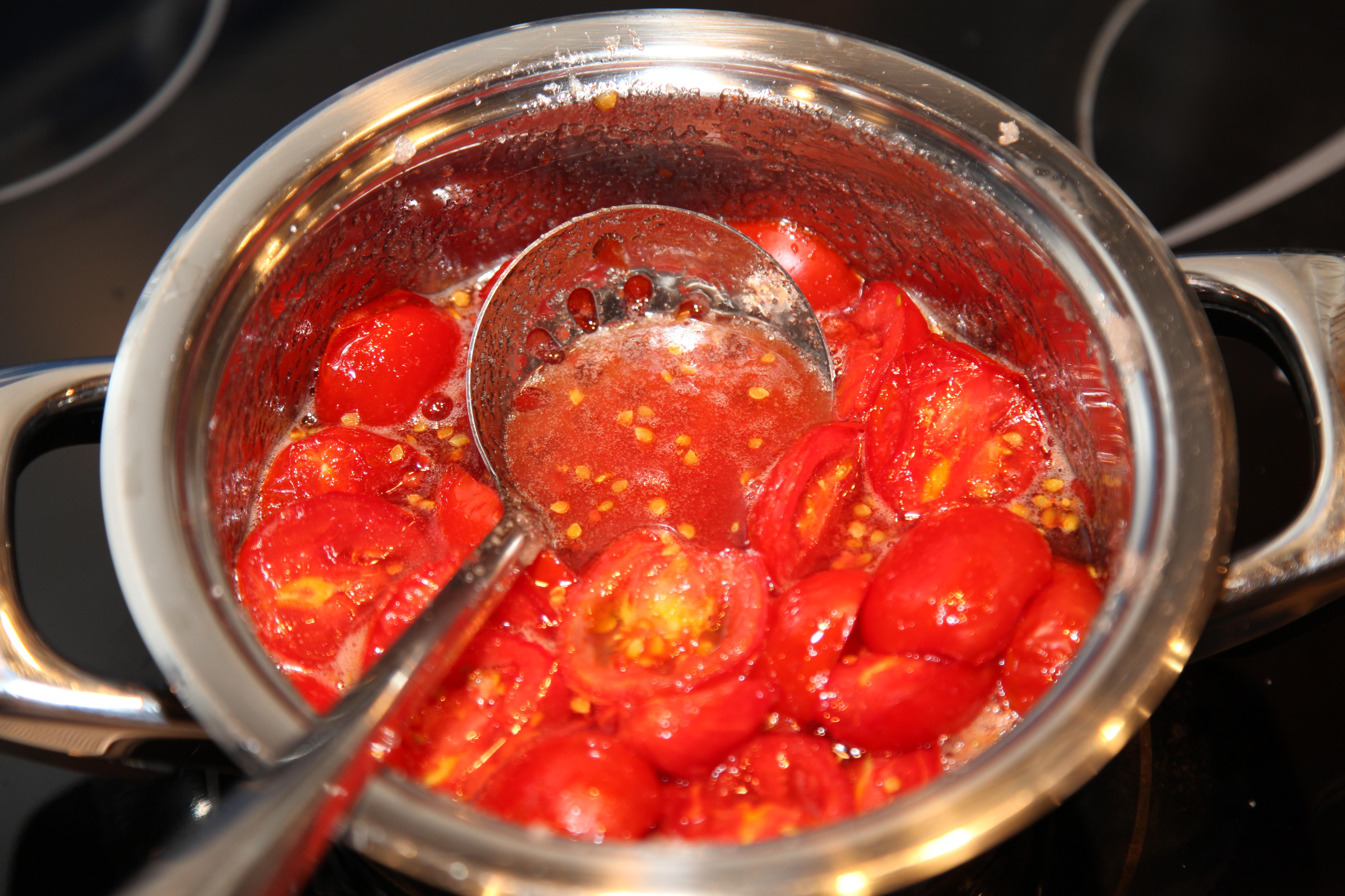 Время варки помидоров напрямую зависит от разновидности блюда, для которого они будут использованы Существует несколько нюансов приготовления томатов, помогающие добиться нужного результата и нужной консистенции овощей
