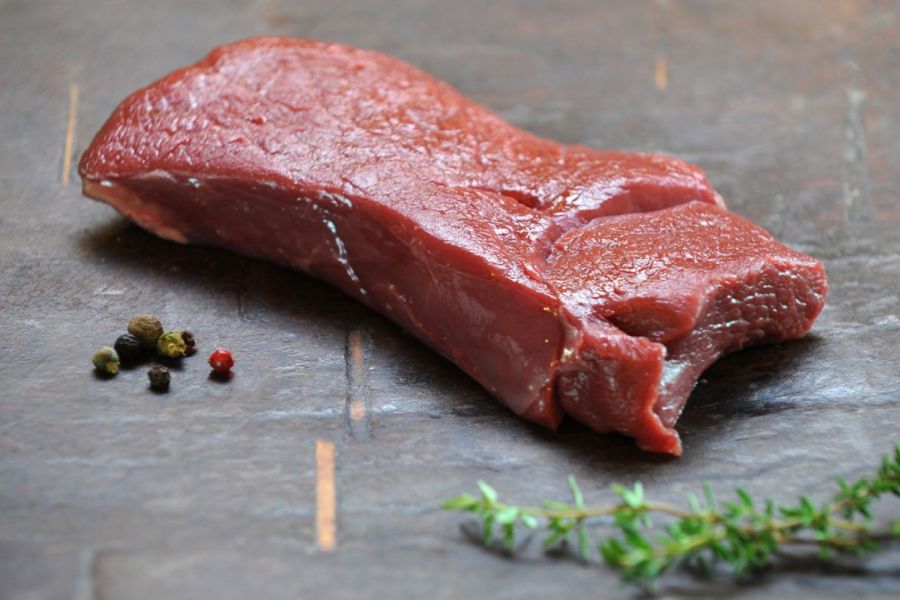 Оленина (мясо): польза и вред для женщин и мужчин, калорийность, как приготовить в духовке