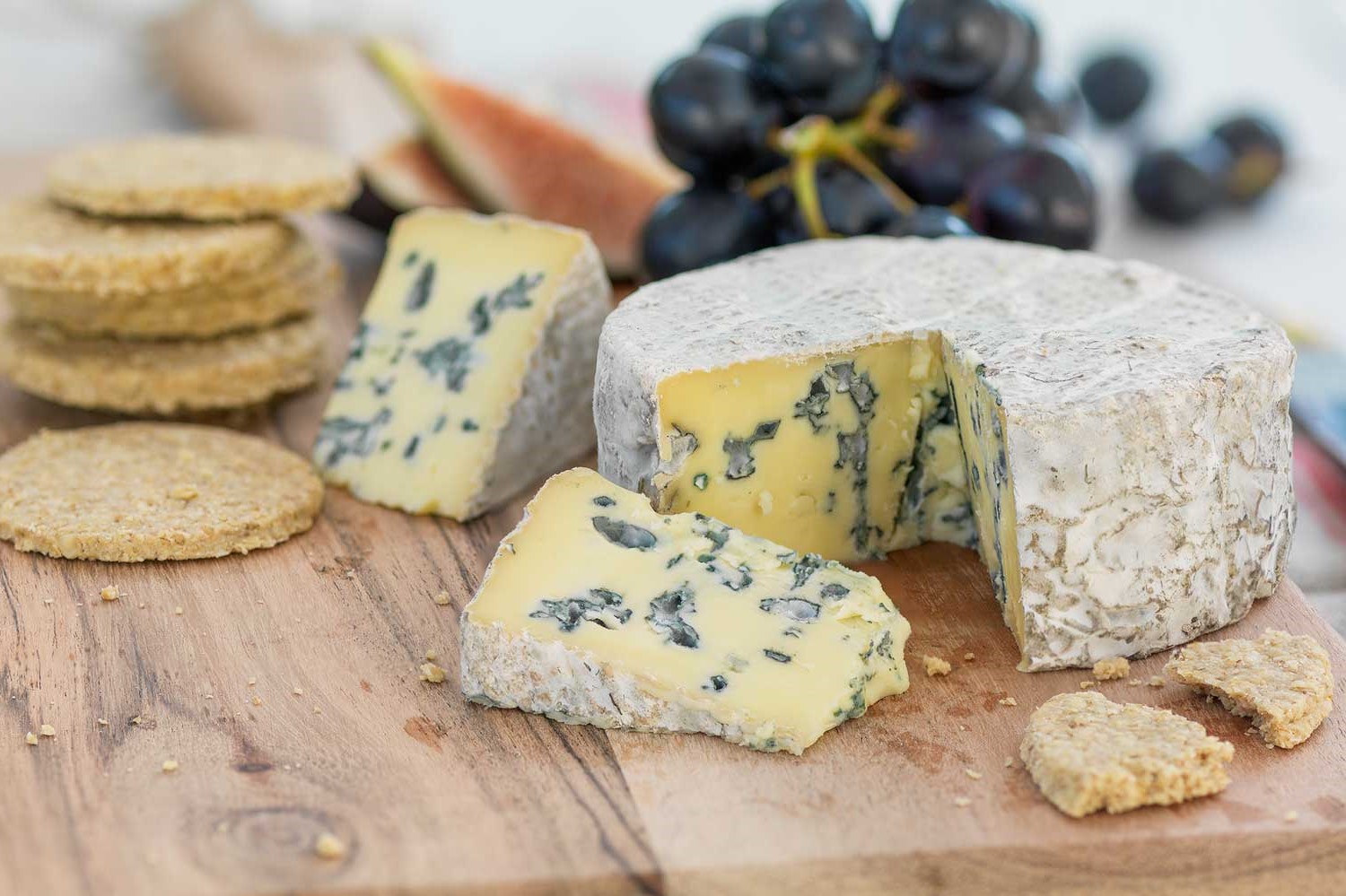 Сыр с голубой и белой плесенью: польза и вред - чем полезен продукт для организма человека - moloko-chr.ru