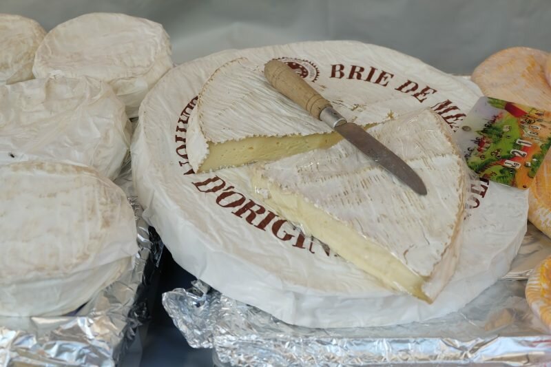Сыр бри - польза и вред, калорийность мягкого французского сыра с белой плесенью; его производство