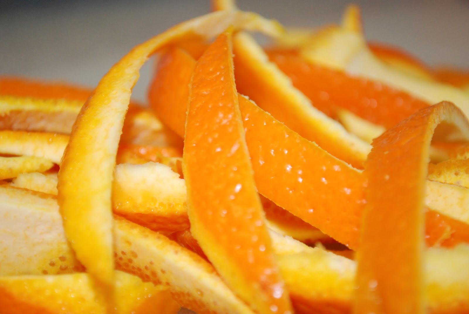 Цедра апельсиновая: полезные лечебные свойства, вред и противопоказания, калорийность, применение