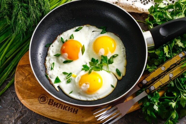 Рецепт яичницы - 8 простых способов вкусно пожарить яйца