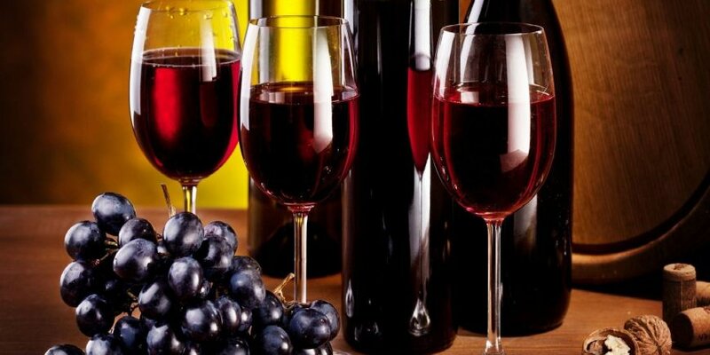 Красное сухое вино: состав, полезные свойства и количество калорий, противопоказания и вред