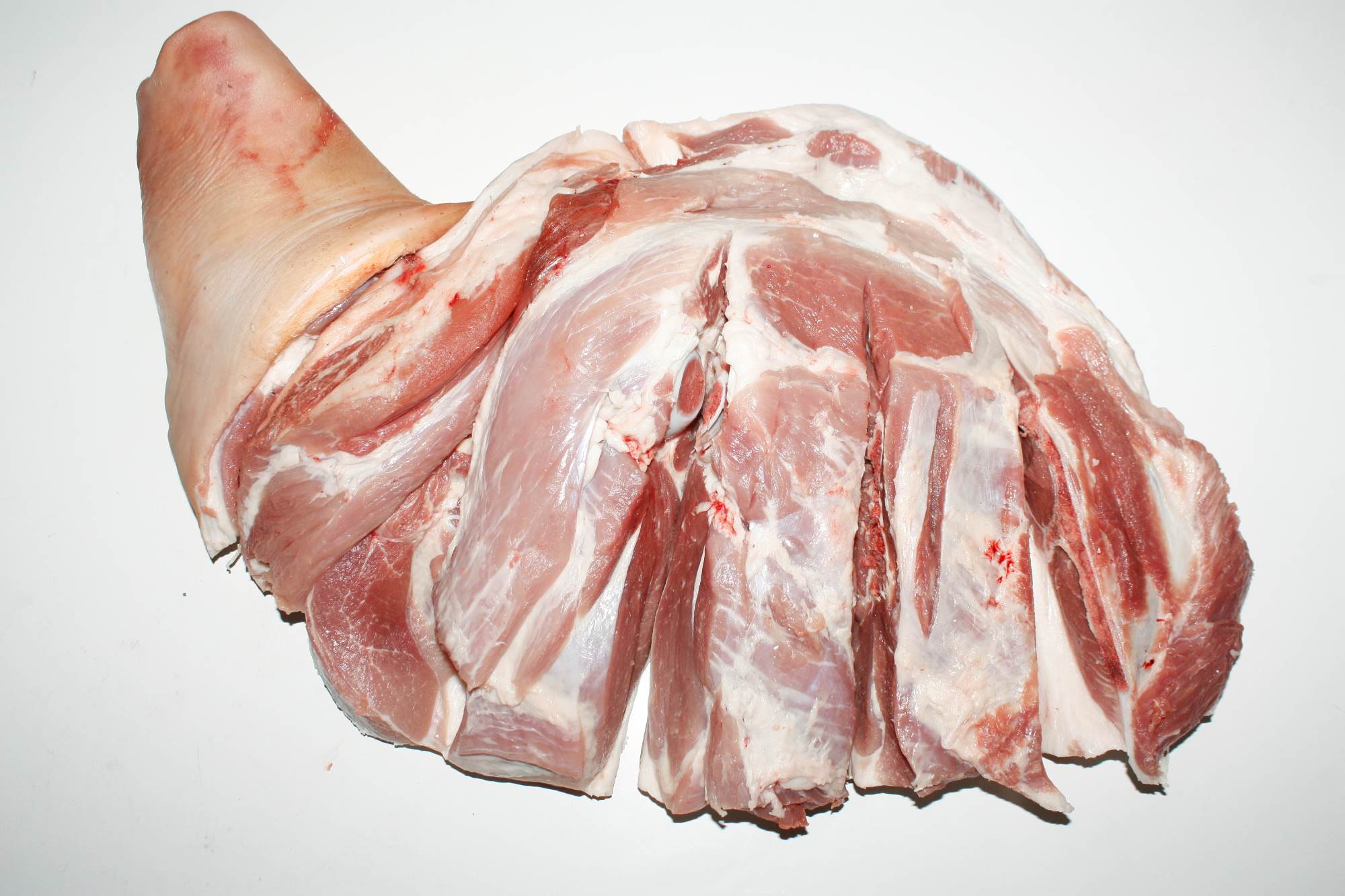 Мясо свиное жирное. Разруб свинины лопатка. Лопаточный отруб свинины. Лопатка свиная на кости.